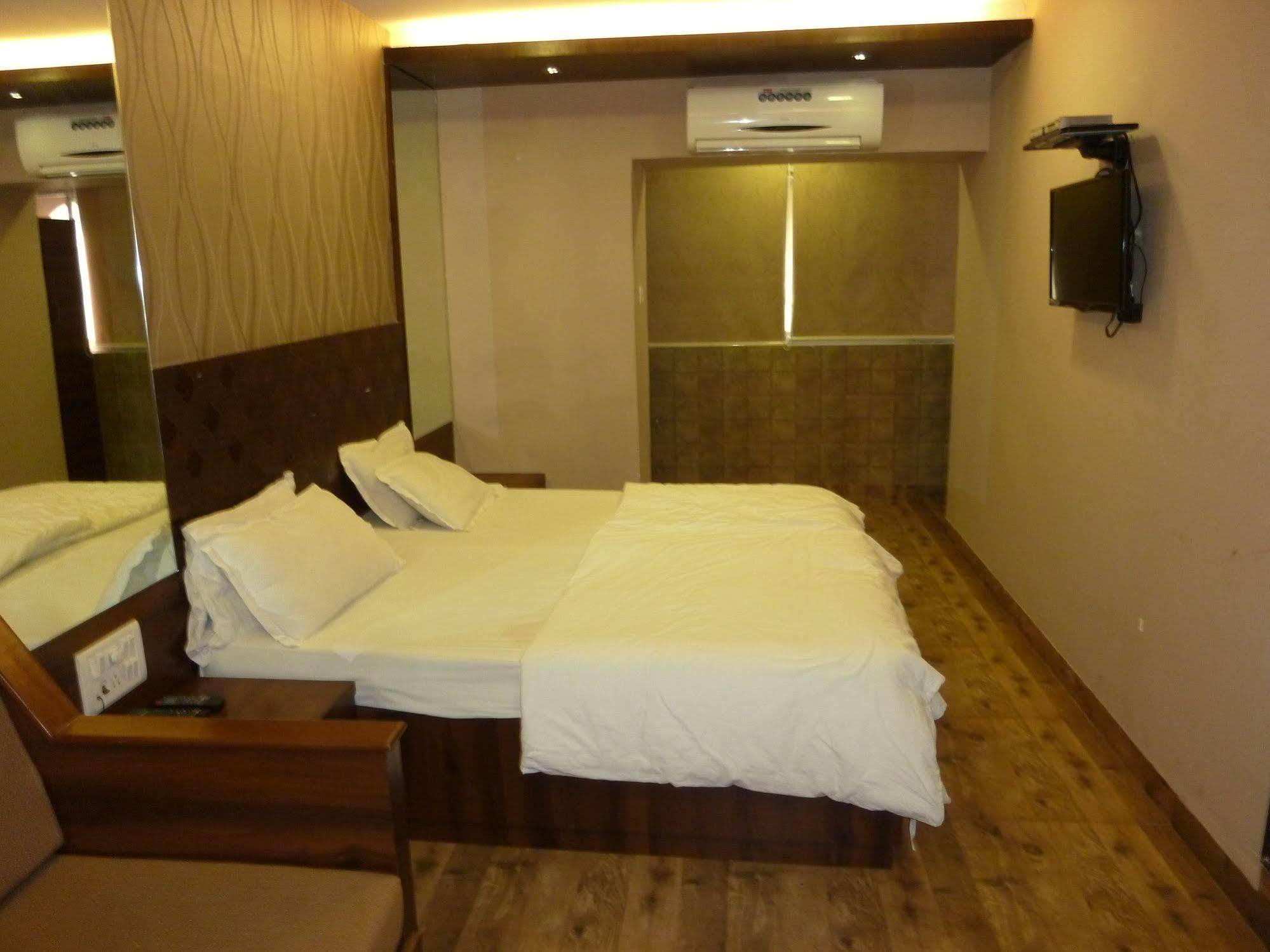 Hotel Regal Palace Мумбаи Экстерьер фото