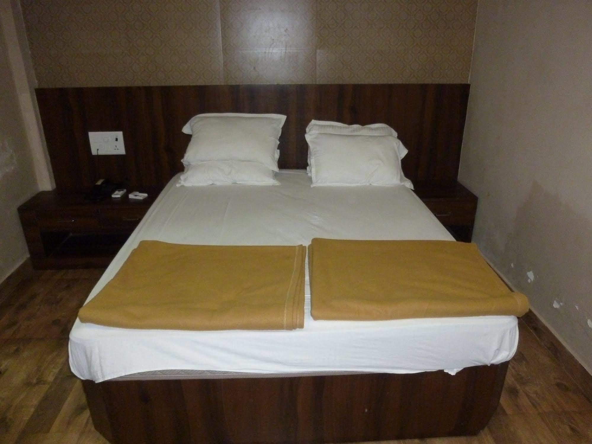Hotel Regal Palace Мумбаи Экстерьер фото